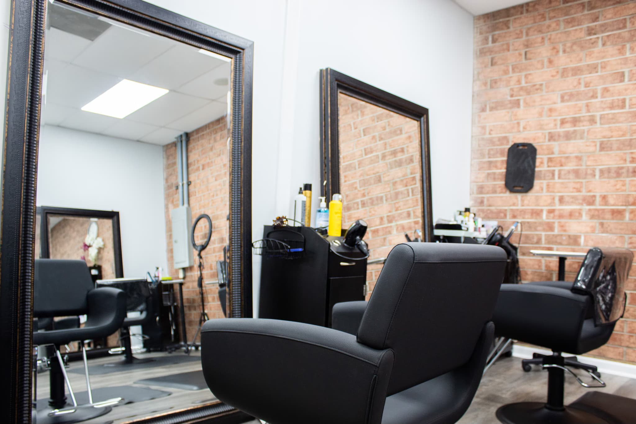 Silla de estilista y espejos en Chic Salon and Spa, Charlotte NC